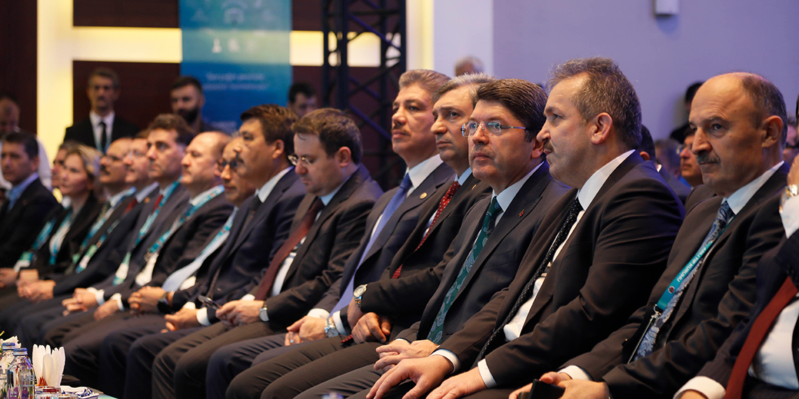 Adalet Bakanı Yılmaz Tunç, "Ateşkes önerileri, ABD vetosu ile reddediliyor. Maalesef Güvenlik Konseyi ateşkes önerisini reddedip, savaş konseyi gibi davranıyor. Cenevre Sözleşmesi'nden tutun da bu sözleşmelere uyması gereken bütün ilkeler, sözleşmeler ayaklar altına alınıyor" dedi.