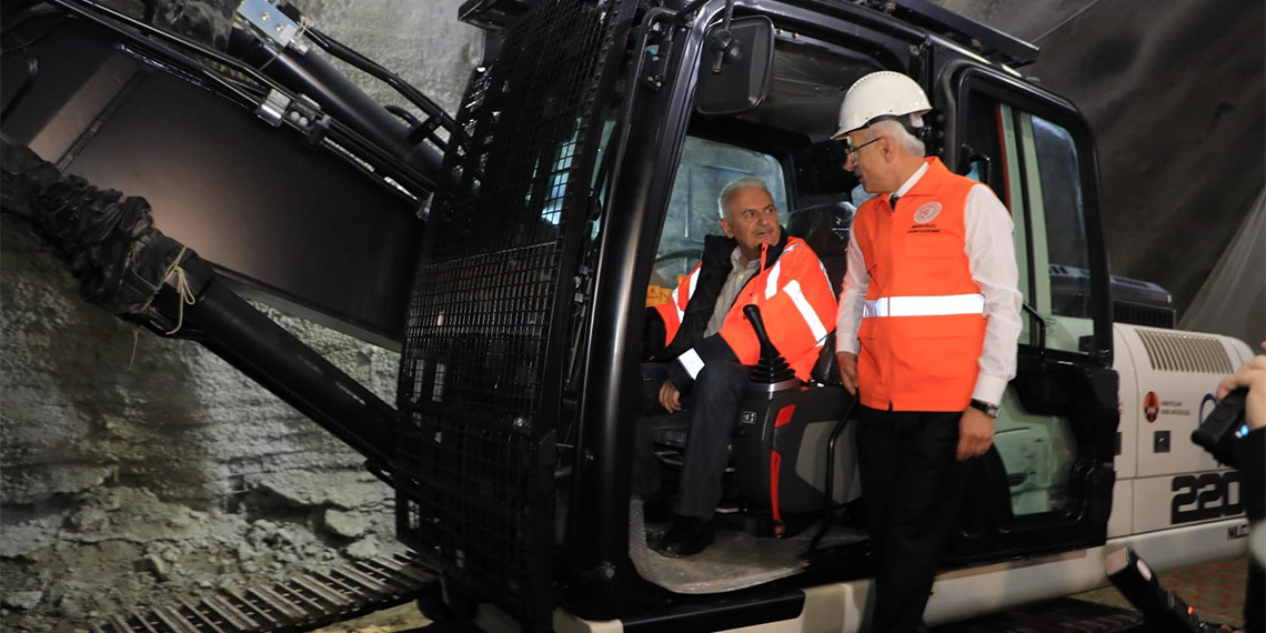 Ulaştırma ve Altyapı Bakanı Abdulkadir Uraloğlu, Erzincan'ın Refahiye ve İliç ilçeleri arasında yapılan 5 bin 222 metre uzunluğundaki Sünebeli Tüneli'nin ışık görme törenine katıldı.