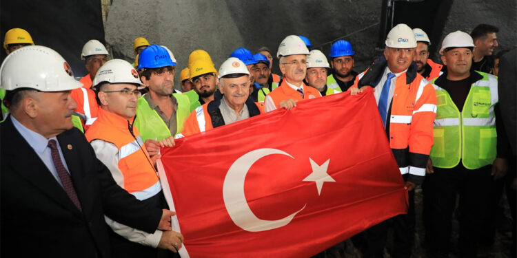 Sünebeli Tüneli'nin ışık görme töreni yapıldı