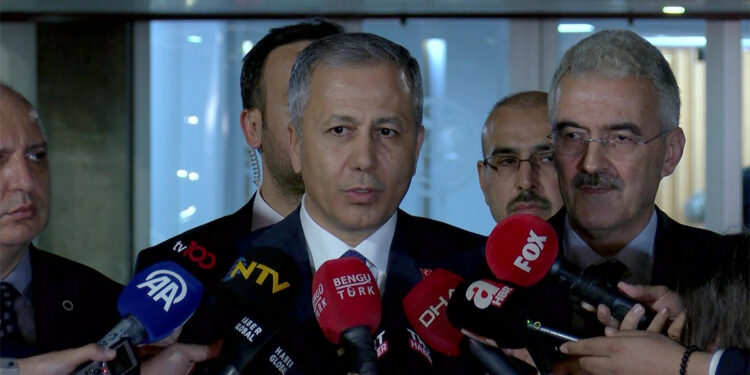 Bakan Yerlikaya, terör saldırısında yaralanan polis memurlarını ziyaret etti