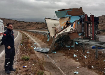 Balıkesir'de TIR devrildi, karayolu trafiğe kapandı
