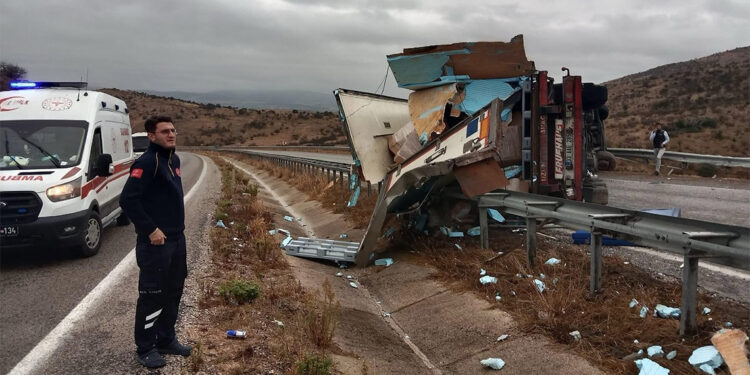Balıkesir'de TIR devrildi, karayolu trafiğe kapandı