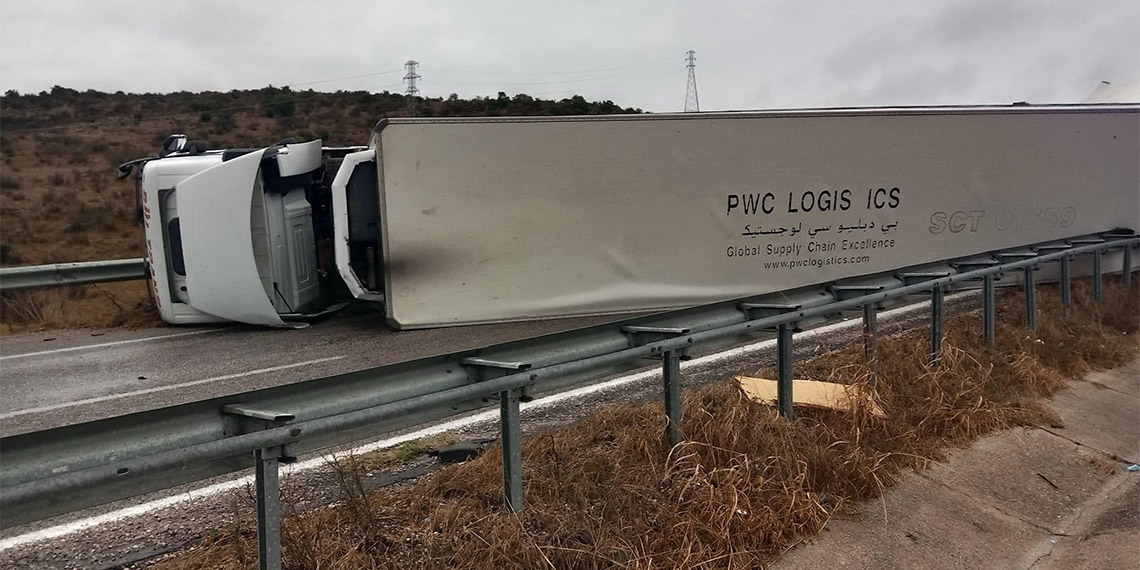 Balıkesir'de TIR devrildi; Gönen- Bandırma yolu 9 saat trafiğe kapandı