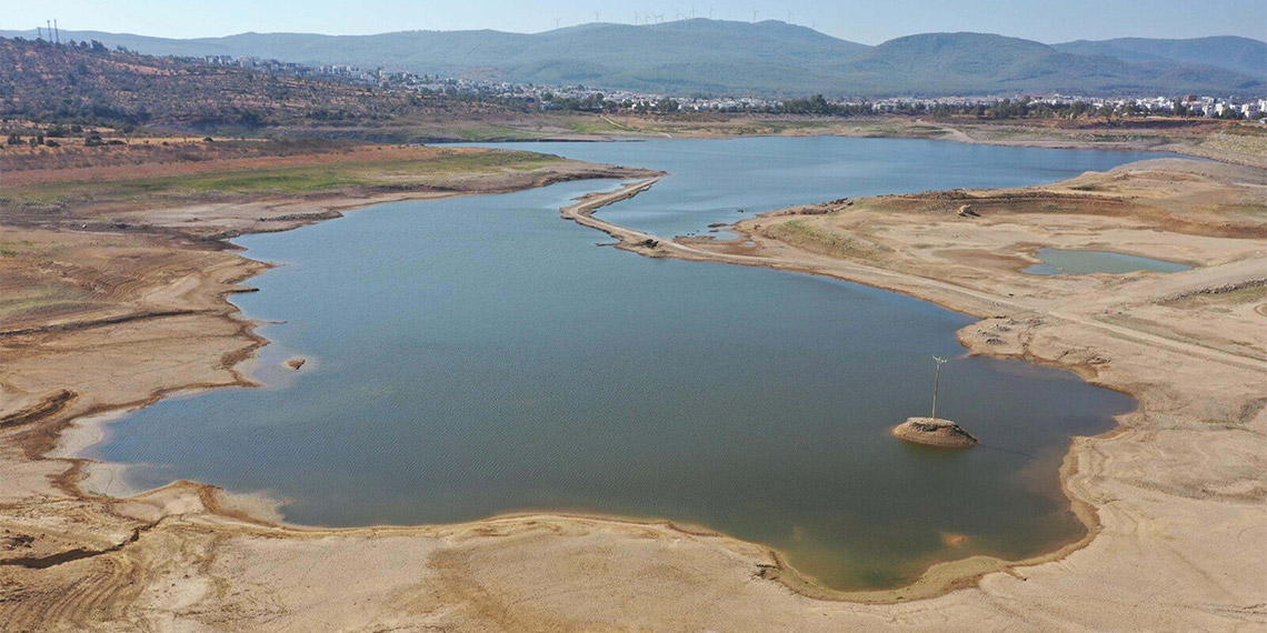 Muğla Sıtkı Koçman Üniversitesi'nden Doç. Dr. Ceyhun Özçelik, 'Barajların dip seviye suları kullanılırsa canlı yaşamı ve ekolojik sistem zarar görür' dedi.
