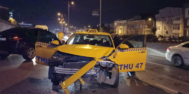 Bayrampaşa TEM bağlantı yolunda kaza; 4 yaralı