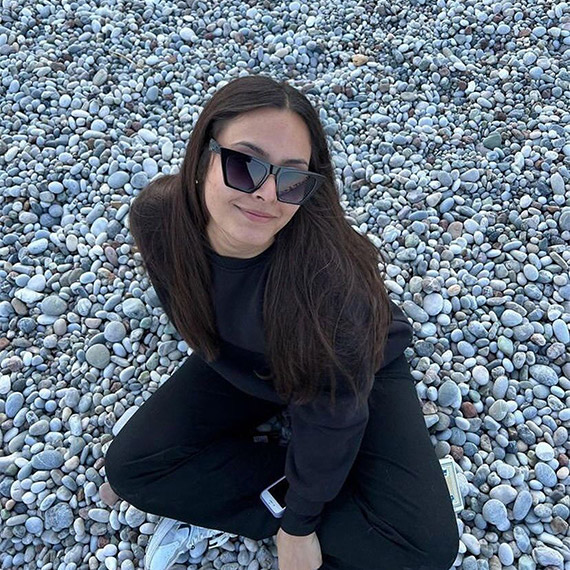 Antalya'nın Kepez ilçesinde yaşayan Beyzanur'un benzin buharı parlayınca yüzü ve vücudu yandı, Beyzanur sanayideki işine dönmek istiyor.