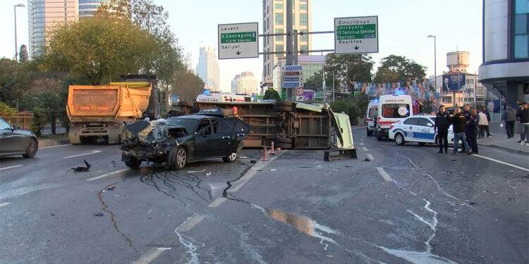 Beşiktaş'ta otomobil minibüse çarptı; 4 yaralı