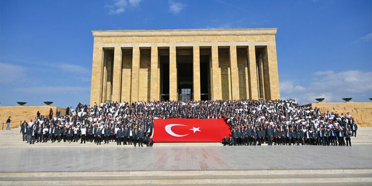 Betek Boya çalışanları Atatürk’ün huzuruna çıktı