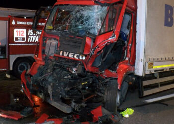 Beykoz'da TIR bariyerlere çarptı