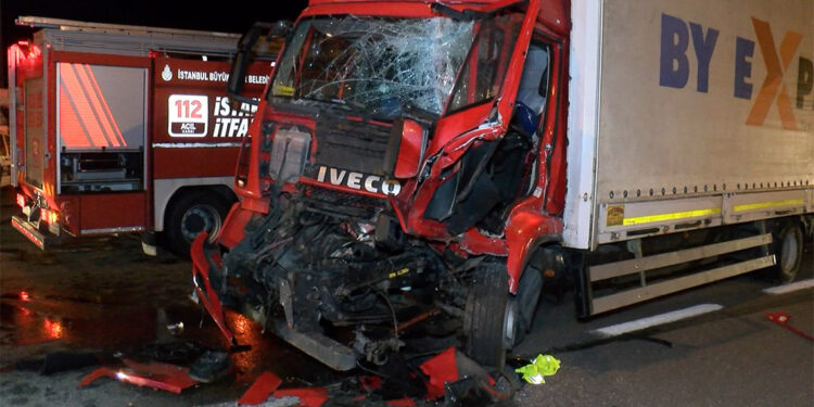 Beykoz'da TIR bariyerlere çarptı