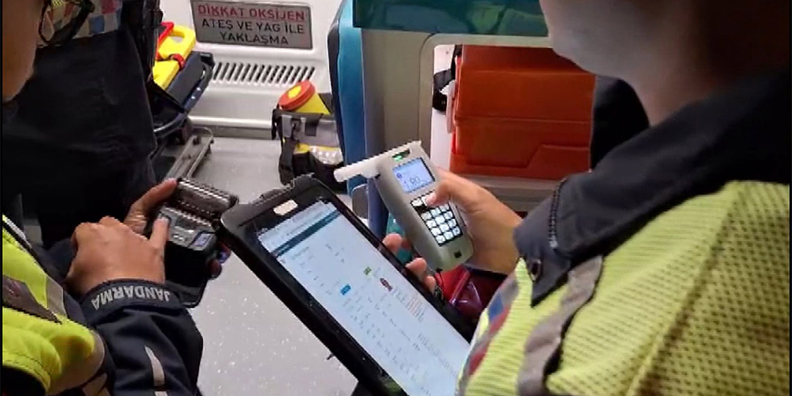 Beykoz'da TIR önce bariyerlere ardından park halindeki TIR'a çarptı. Kazada alkollü olduğu öğrenilen TIR şoförü yaralandı.