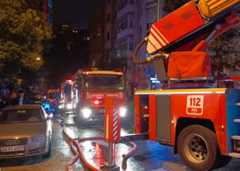 Beyoğlu'nda 6 katlı binanın çatısında yangın
