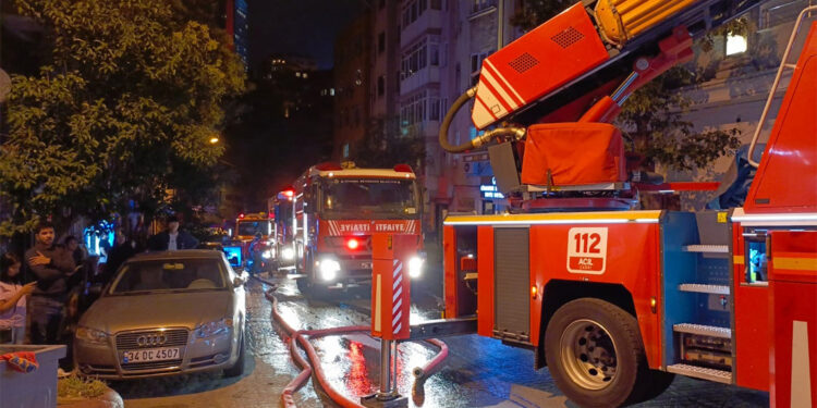 Beyoğlu'nda 6 katlı binanın çatısında yangın