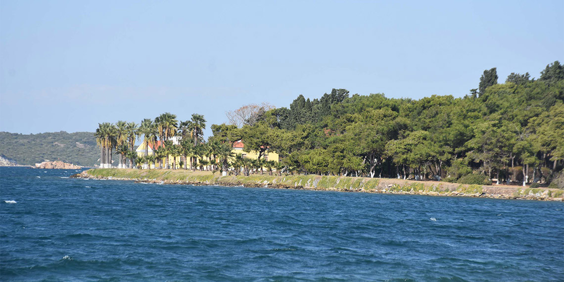 İzmir Dokuz Eylül Üniversitesi'nde (DEÜ) görevli bilim insanları TÜBİTAK projesi kapsamında Urla ilçesinde uzun yıllar veba, kolera, çiçek, sıtma, verem gibi salgın hastalıklarda kullanılan 'Karantina Adası'nda araştırma yürütecek.