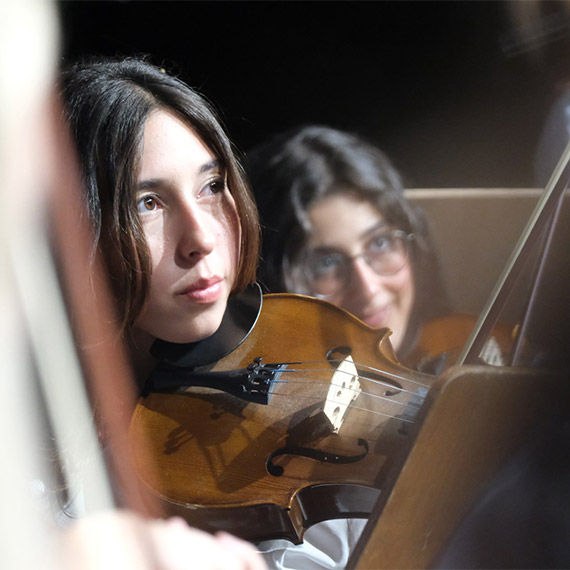 Cumhuriyetin 100. yıl etkinlikleri kapsamında, kardeş şehir Eskişehir Tepebaşı Belediyesi iş birliğinde Bodrum Belediyesi’nin organize ettiği “İki Elin Sesi Var Çocuk Senfoni Orkestrası” konseri izleyenler tarafından ilgi gördü.