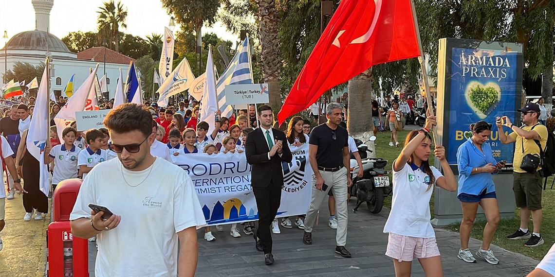 Muğla’nın Bodrum ilçesinde bu yıl 11’incisi düzenlenen Bodrum Uluslararası Optimist Yarışları (BIOR) öncesi kortej yürüyüşü düzenlendi.