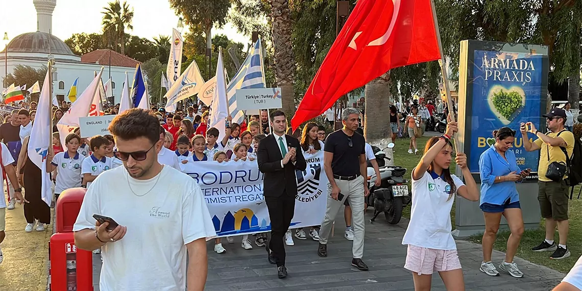 Muğla’nın bodrum ilçesinde bu yıl 11’incisi düzenlenen bodrum uluslararası optimist yarışları (bior) öncesi kortej yürüyüşü düzenlendi.