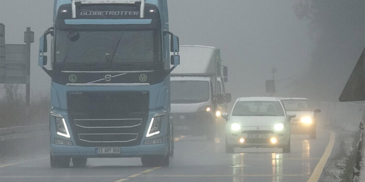 Bolu Dağı'nda sağanak ve sis ulaşımı yavaşlattı