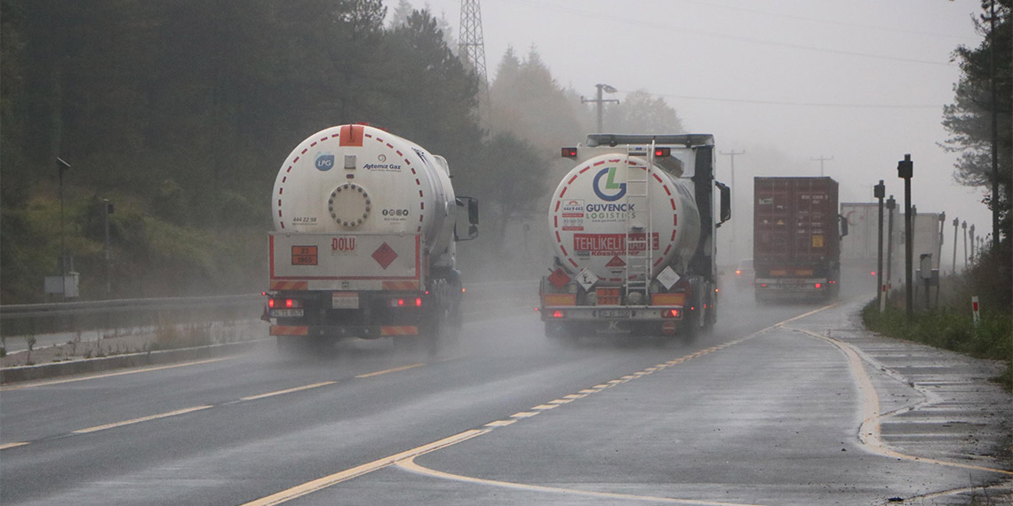 Bolu Dağı'nda sağanak ve sis ulaşımı yavaşlattı