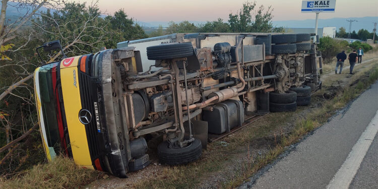 Bursa'da kontrolden çıkan kamyon devrildi
