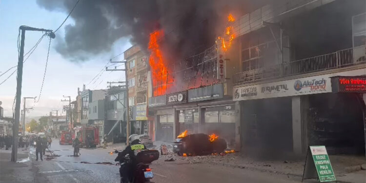 Bursa'da mobilya atölyesinde yangın