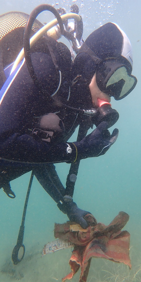 Su Altı Fotoğrafçıları ve Filmcileri Derneği, DAK/SAR ve İş Bankası çalışanlarından oluşan dalgıçların katılımıyla Büyükada'da deniz dip temizliği yapıldı.