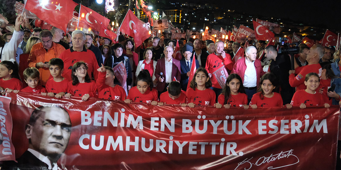 Büyükçekmece'de Cumhuriyetin 100'üncü yılı Erol Evgin konseri gerçekleştirildi. Konser öncesi ilçede, fener alayı yürüyüşü de düzenlendi.