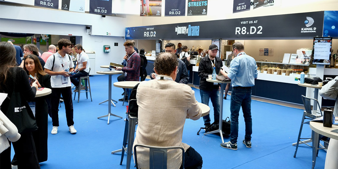 Televizyon dünyasının en büyük buluşması MIPCOM 2023 başladı, Fransa’nın festivaller kenti Cannes'da Türk dizileri, 108 ülkenin ilgi odağı oldu. Kanal D International da sevilen dizileriyle fuarın iddialı stantları arasında yerini aldı.