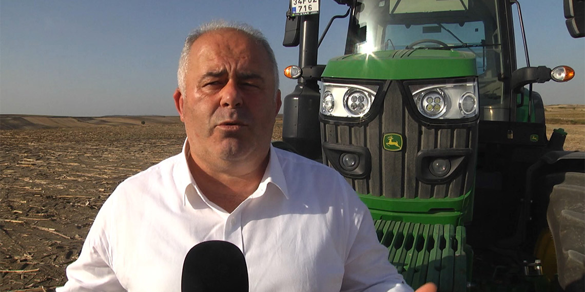 Çatalca'da ayçiçek ekilen belediyeye ait olan boş arazilerde, çiftçilerin desteği ile ayçiçek hasatı gerçekleştirildi.