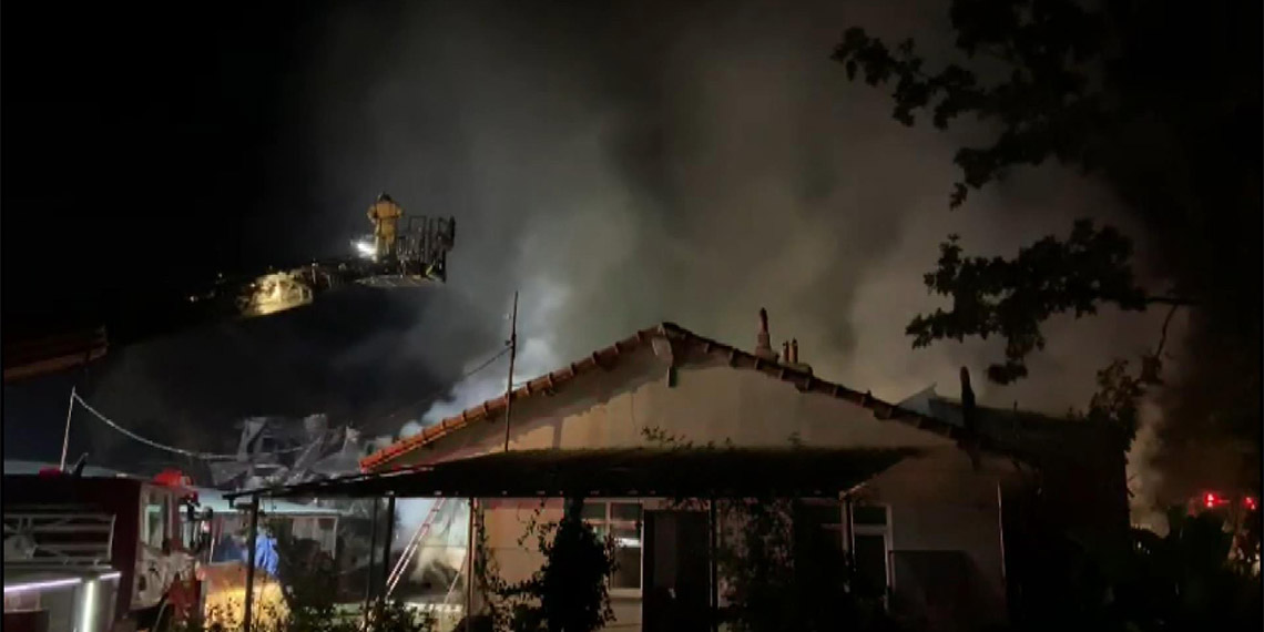 Çatalca'da fabrikada yangın çıktı. Olay yerine çok sayıda itfaiye ekibi sevk edildi. Ekiplerin, yangına müdahalesi sürüyor.