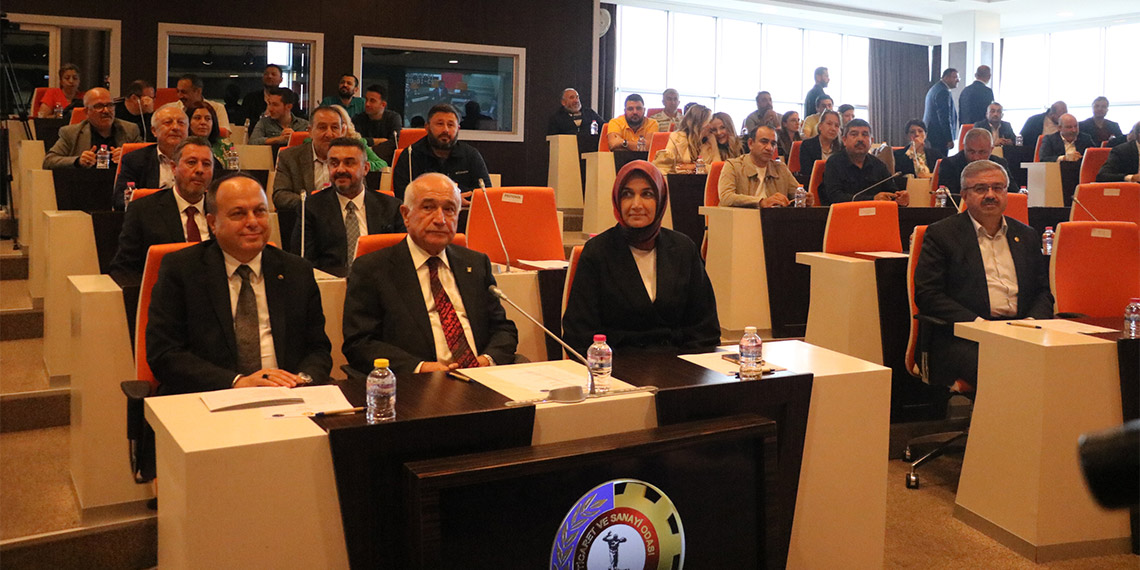 Cumhurbaşkanlığı Yüksek İstişare Kurulu Üyesi ve TOBB UYUM Merkezi Başkanı Cemil Çiçek, "Öyle bir coğrafyada yaşıyoruz ki güney kaynıyor, cehennem kazanı gibi kaynıyor. Bugünden yarına çözme imkanı yok" dedi.