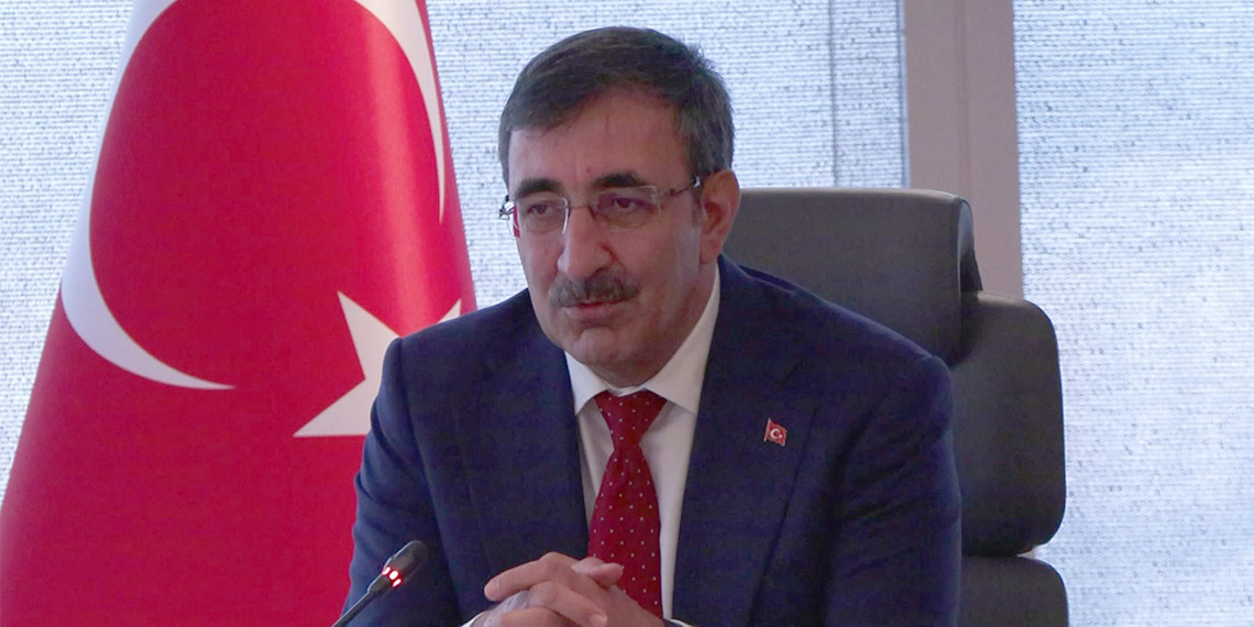 Cumhurbaşkanı Yardımcısı Cevdet Yılmaz, "Başkalarının değil, seçilmiş demokratik liderlerin, kadroların ülkeyi yönettiği bir noktaya geldik. Ve şunun altını yine çizmek isterim: Demokrasinin ve kalkınmanın düşmanı terördür. Terör demokrasinin de kalkınmanın da düşmanıdır" dedi.