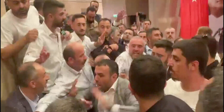 CHP İstanbul İl Kongresi'nde arbede