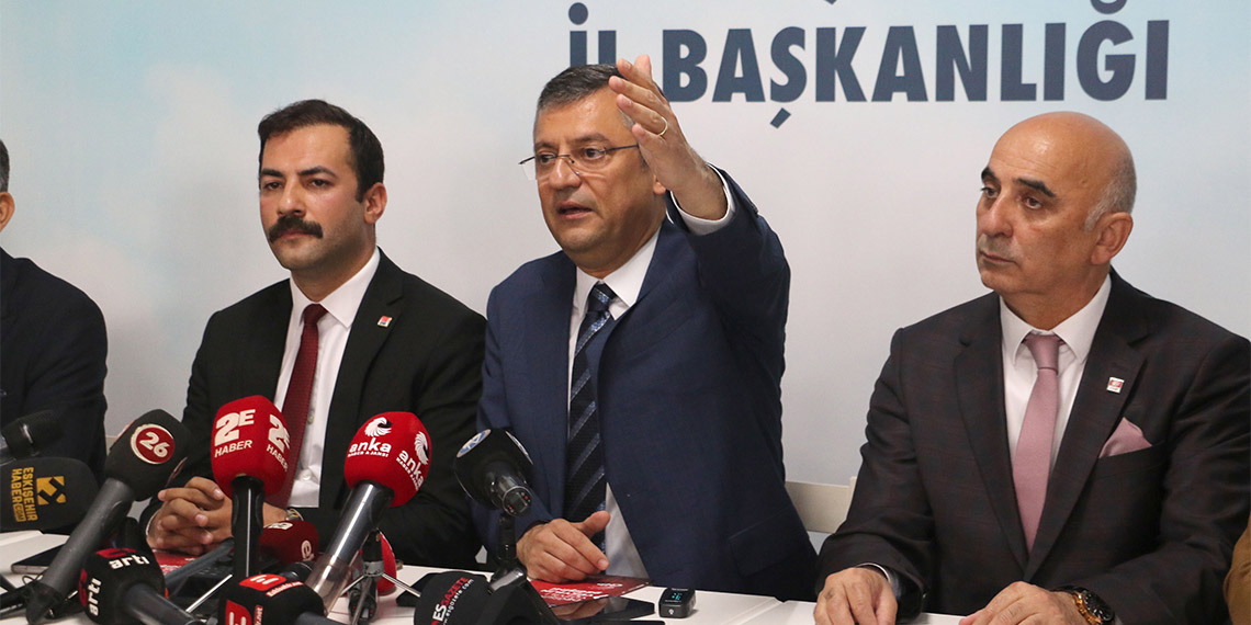 CHP Grup Başkanı ve genel başkan adayı Özgür Özel, CHP lideri Kemal Kılıçdaroğlu’nun "Kongrelerden sonra parti aleyhine konuşanları partiden ayıracağım" sözlerine ilişkin, "Daha yapılmamış kurultaydan, kurultay sonrası kapı önüne koymaları değil; babaevinin kapılarını açmayı vadediyorum" dedi.