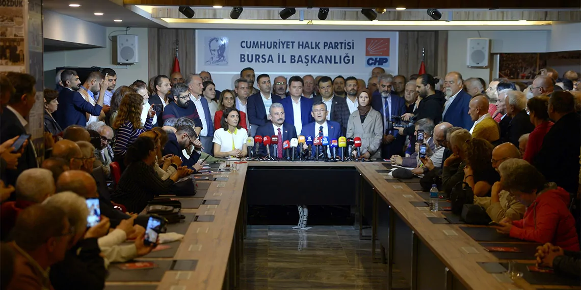 Chp grup başkanı ve genel başkan adayı özgür özel, kemal kılıçdaroğlu'nun "kim partiye zarar verirse kapının önüne koyarım" sözlerine, "6'sında kimin genel başkan olacağına delegelerimiz karar verecektir" diye cevap verdi.