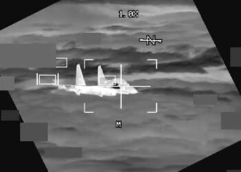 Çin J-11 savaş uçağı ABD bombardıman uçağına 3 metre yaklaştı
