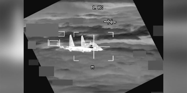 Çin J-11 savaş uçağı ABD bombardıman uçağına 3 metre yaklaştı