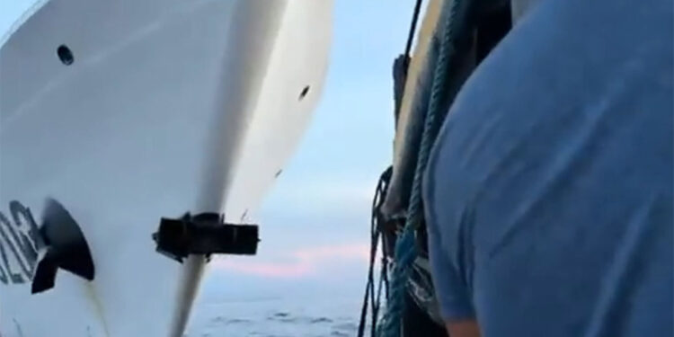 Çin gemisi Filipinler ikmal gemisine çarptı