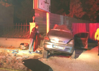 Çorum'da otomobil reklam panosu direğine çarptı: 3 ölü