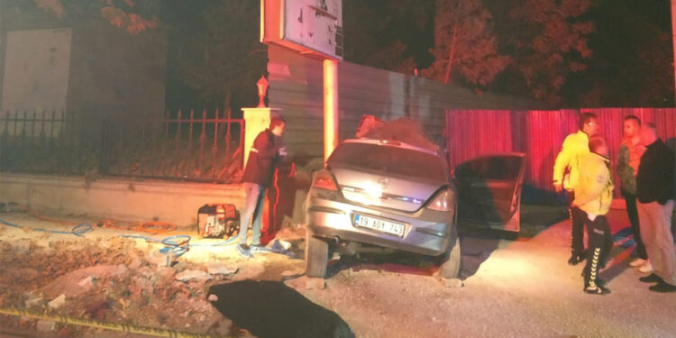 Çorum'da otomobil reklam panosu direğine çarptı: 3 ölü