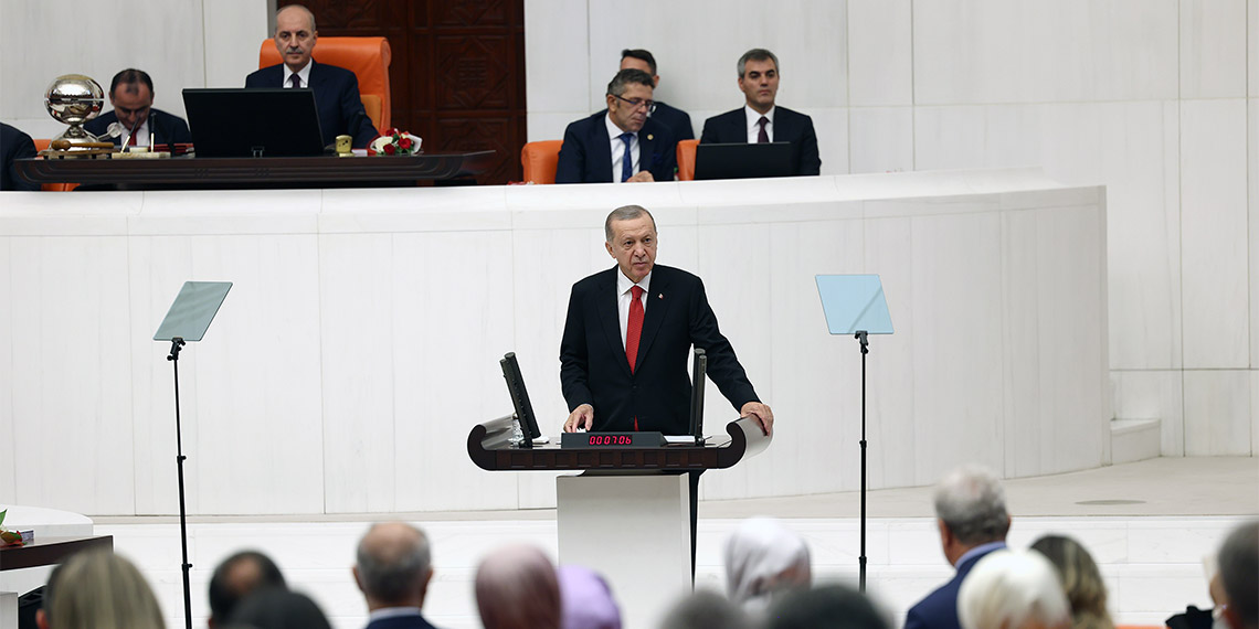 Cumhurbaşkanı Recep Tayyip Erdoğan, Emniyet Genel Müdürlüğü'ne yönelik bombalı terör eylemine ilişkin, "Terör örgütünün siyaseti yönlendirmesine ve ülkemizin kutlu yürüyüşünü engellemesine müsaade etmeyeceğiz. Bu sabah emniyet birimlerimizin vakitli müdahalesi neticesinde 2 caninin etkisiz hale getirildiği eylem terörün son çırpınışlarıdır" dedi.