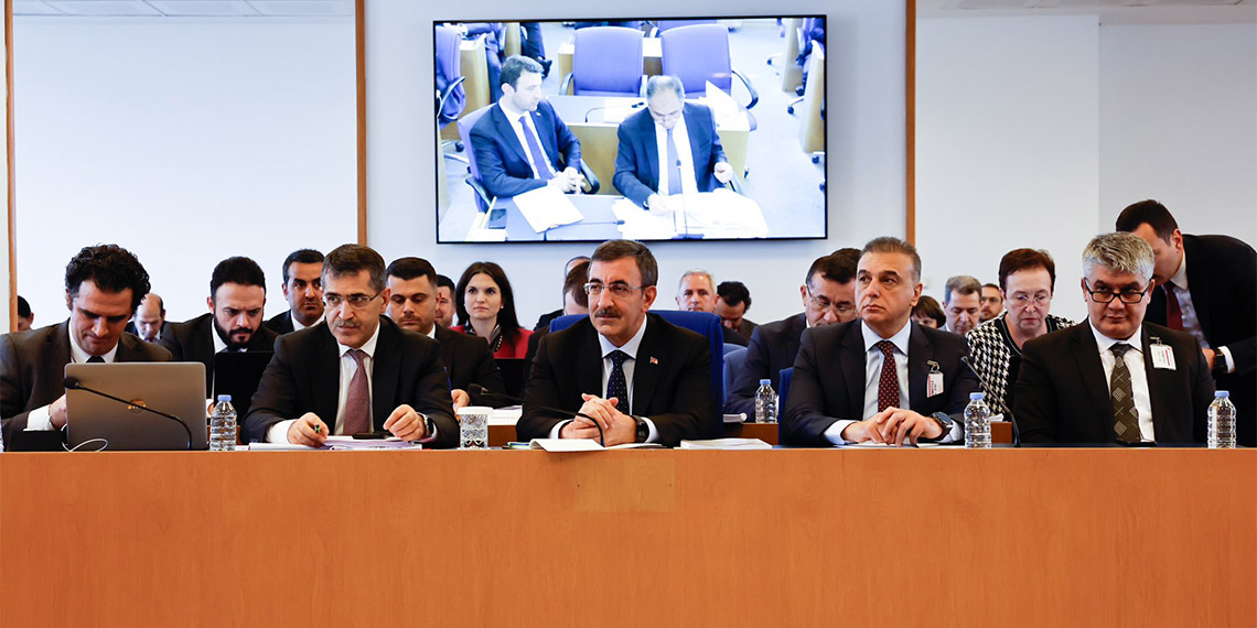 Cumhurbaşkanı Yardımcısı Cevdet Yılmaz, kur hedefi ve tahminlere ilişkini olarak kurda herhangi bir hedef ve tahmin olmadığının altını çizerek, "Serbest kur rejimi var, son dönemlerde önemli hareketlilik oldu, önümüzdeki dönemde böyle yüksek ölçüde hareketlilik beklemiyoruz" dedi.