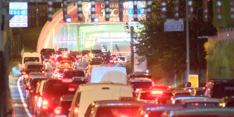 Cumhuriyet'in 100. yıl kutlamaları sonrası trafik oluştu