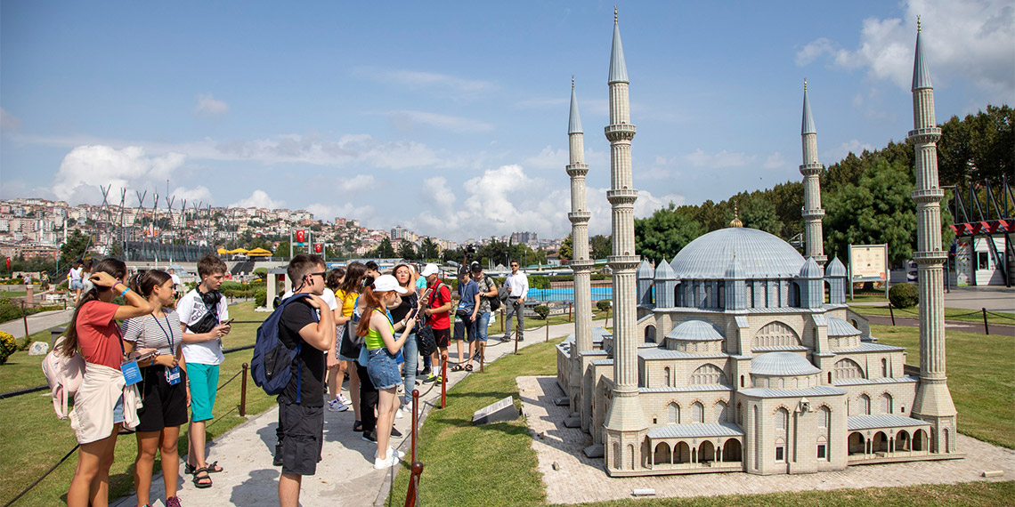 Cumhuriyet'in 100. yılına özel olarak yerli ziyaretçiler bugünden itibaren 100 gün boyunca Yerebatan Sarnıcı, Şerefiye Sarnıcı, Miniatürk ve Panorama 1453 Tarih Müzesi'ni sabah 11.00'e kadar ücretsiz ziyaret edebilecekler.