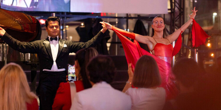 Cumhuriyetin 100'üncü yılı Akasya'da kutlandı