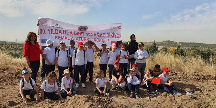 Cumhuriyet'in 100'üncü yılında 100 bin fidan toprakla buluştu