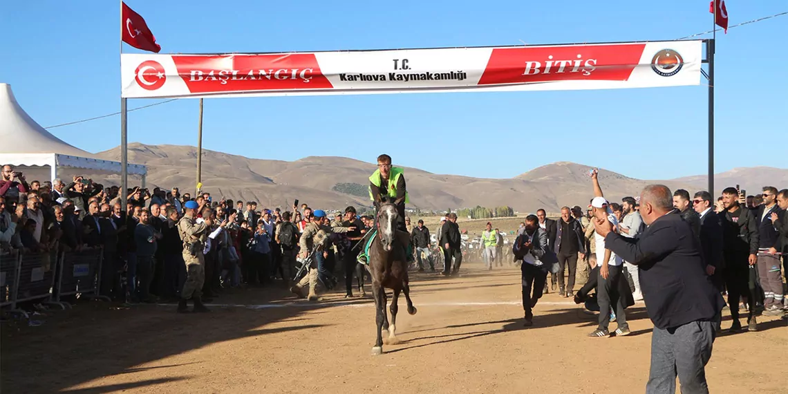 Bingöl'de şeref koşusu at yarışları düzenlendi