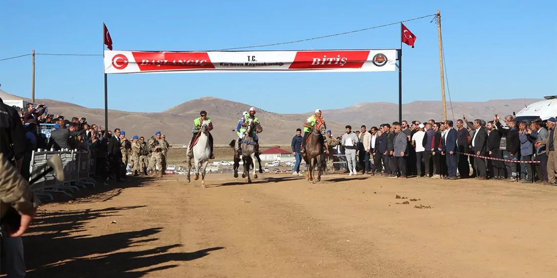Bingöl'ün karlıova ilçesinde, cumhuriyet'in 100’üncü yılı dolayısıyla düzenlenen şeref koşusu at yarışları, çevre ilçelerden gelen vatandaşların katılımıyla büyük ilgiyle izlendi.