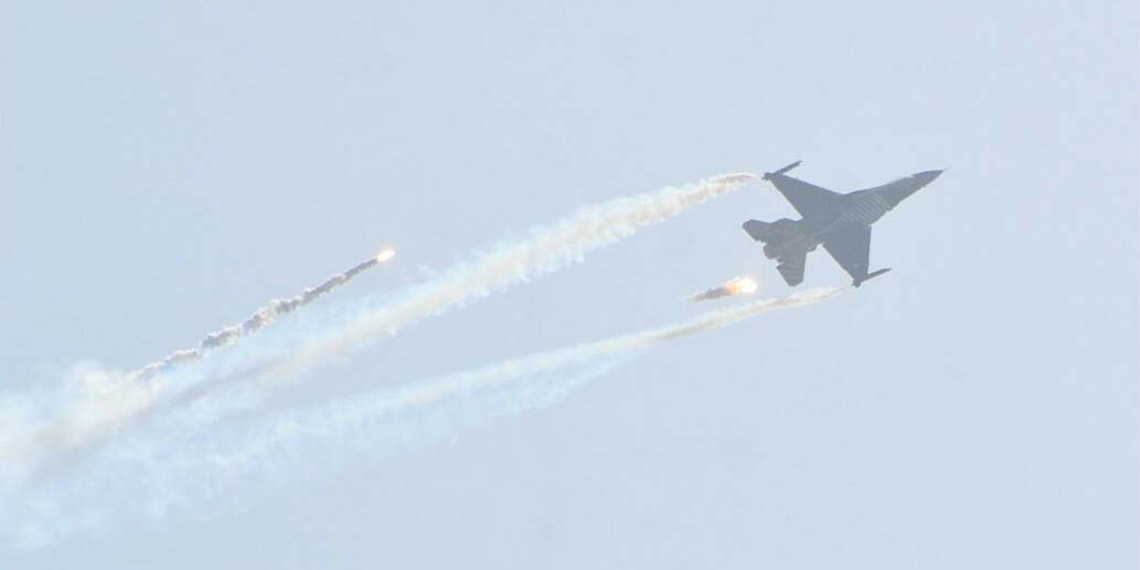 Bodrum'da 100 kişi ile zeybek ve Solotürk gösterisi