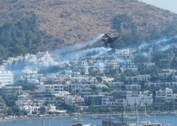 Bodrum'da 100 kişi ile zeybek ve Solotürk gösterisi